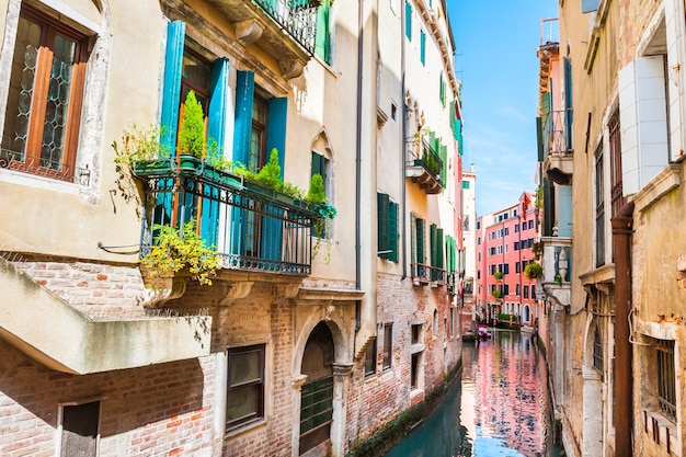 Malerischer Kanal mit alten Gebäuden in Venedig, Italien.