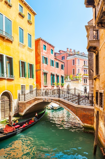 Malerischer Kanal mit Brücke und Gondel in Venedig, Italien.