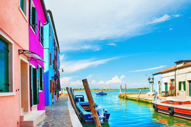 Malerischer Kanal und bunte Architektur in Burano-Insel nahe Venedig, Italien