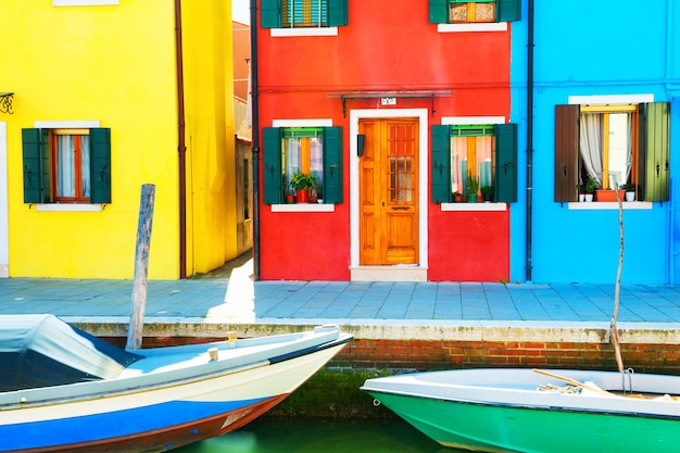 Malerischer Kanal und bunte Häuser in Burano-Insel nahe Venedig, Italien