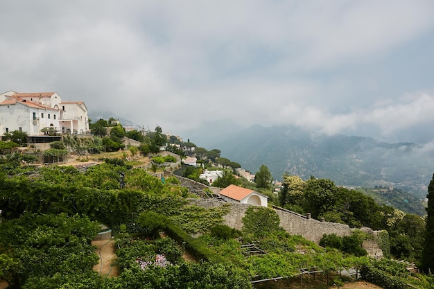 Malerischer Panoramablick auf die Umgebung von Ravello mit landwirtschaftlichen Terrassen, Amalfiküste, Kampanien, Italien.