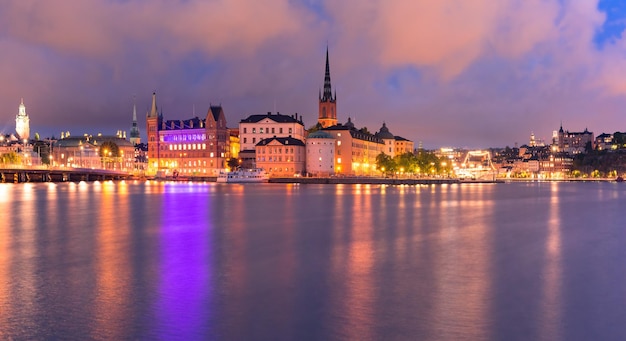Malerischer Panoramablick auf Riddarholmen Gamla Stan in der Altstadt von Stockholm bei Nacht Schweden