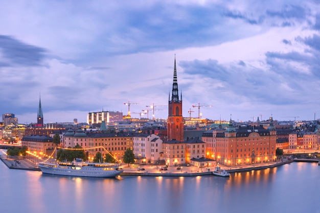 Malerischer Panoramablick aus der Luft von Riddarholmen, Gamla Stan, in der Altstadt von Stockholm bei Nacht, der Hauptstadt von Schweden