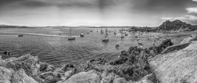 Malerischer Panoramablick über die malerische Cala Corsara auf der Insel Spargi, einer der Höhepunkte des Maddalena-Archipels, Sardinien, Italien