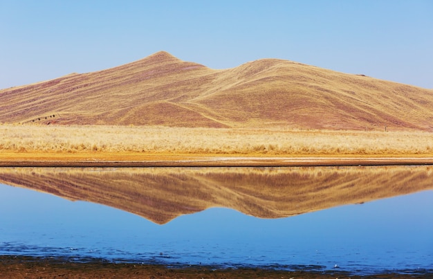 Malerischer See in den peruanischen Anden