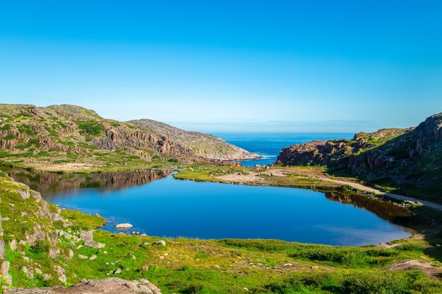 Foto malerischer see in der nähe der barentssee tundra im sommer nachbarschaft des dorfes teriberka