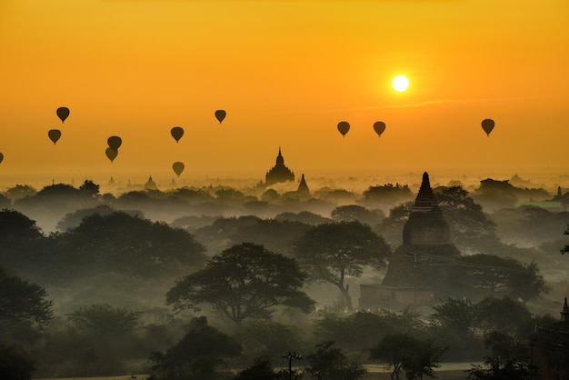 Malerischer Sonnenaufgang über Bagan in Myanmar