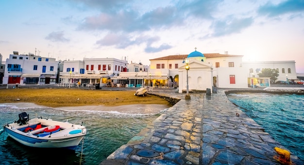 Malerischer Sonnenuntergang auf der Insel Mykonos, Blick vom Pier