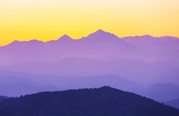 Malerischer Sonnenuntergang in den Bergen