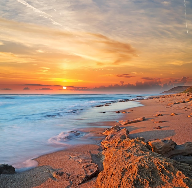 Malerischer Sonnenuntergang in Lu Bagnu Sardinien