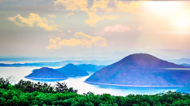 Malerischer Srinakarin-Staudamm im Bezirk Si Sawat Kanchanaburi Thailand