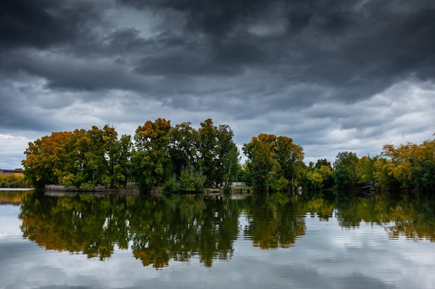 Malerischer Teich im Herbstpark bei bewölktem Wetter