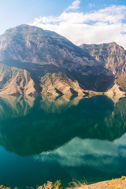 Malerischer türkisfarbener See im Kaukasus