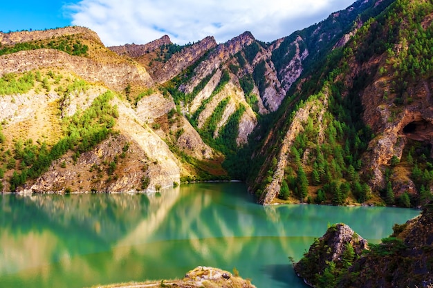 Malerischer türkisfarbener See im Kaukasus