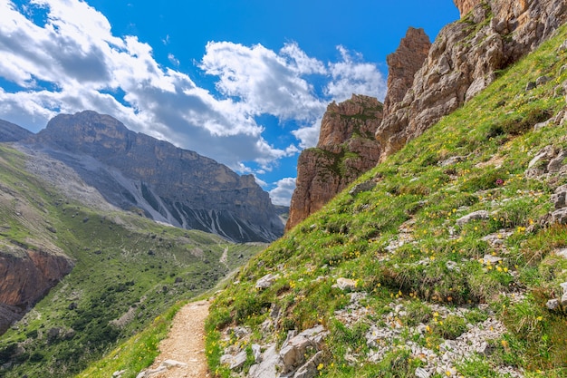 Malerischer Wanderweg zum Gipfel des Sassongher-Berges.