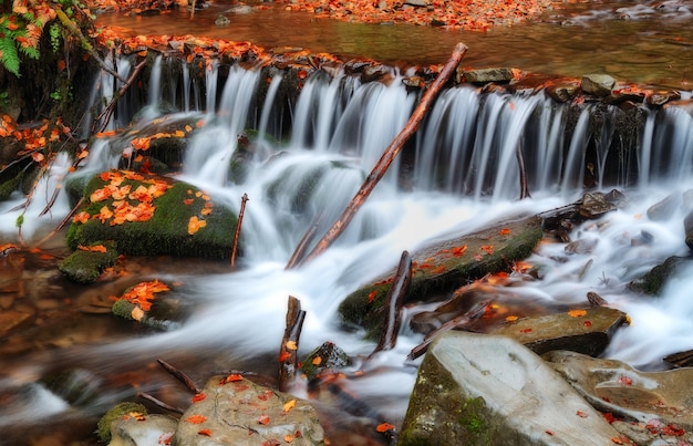 Malerischer Wasserfall im Herbstwald