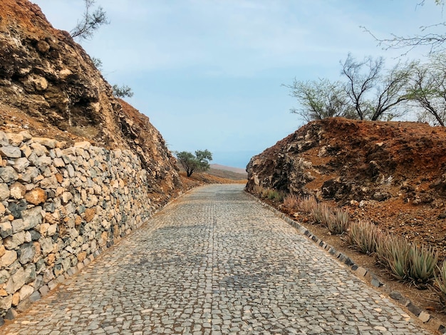 Malerischer Weg durch ein verlassenes Bergtal