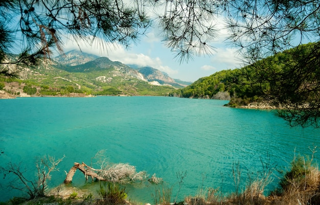 Malerisches Bild des Märchensee-Stausees Gechitkoy, Nordzypern. Malerische Landschaft mit See, Wald und majestätischem Berg. Wunderbare Herbstlandschaft. Malerischer Blick auf die Natur.natürlicher Hintergrund