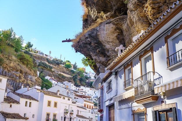 Malerisches Dorf mit weißen Häusern, die am Berghang Setenil de las Bodegas Cadiz gebaut sind