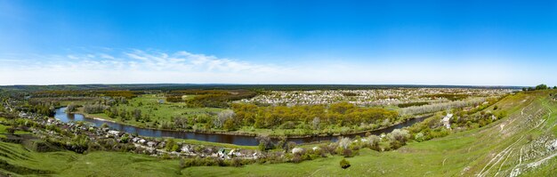 Malerisches Panorama eines Küstendorfes