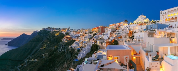 Malerisches Panorama von Fira, der Hauptstadt der Insel Santorini, Meer, weiße Häuser und Kirche bei Sonnenuntergang, Griechenland