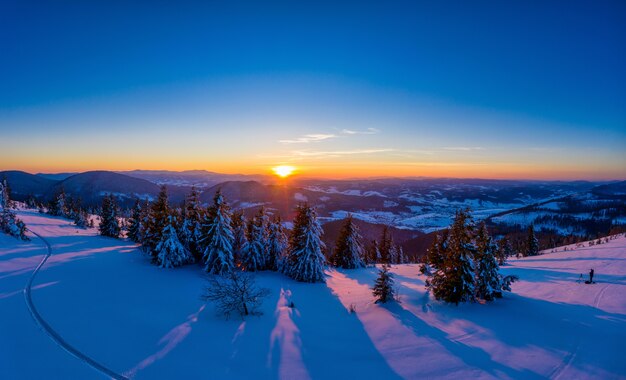 Malerisches Winterpanorama der Berghügel