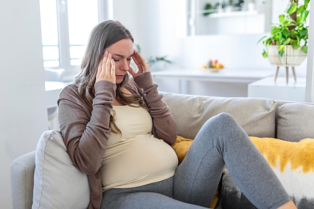 Malestar deprimido mujer embarazada sensación fuerte dolor de cabeza migraña triste cansado somnoliento mujer agotada