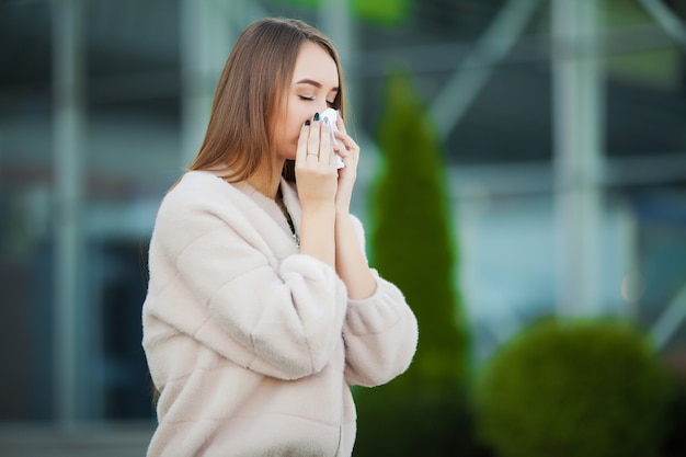 Malestar mujer con gripe y tejidos al aire libre