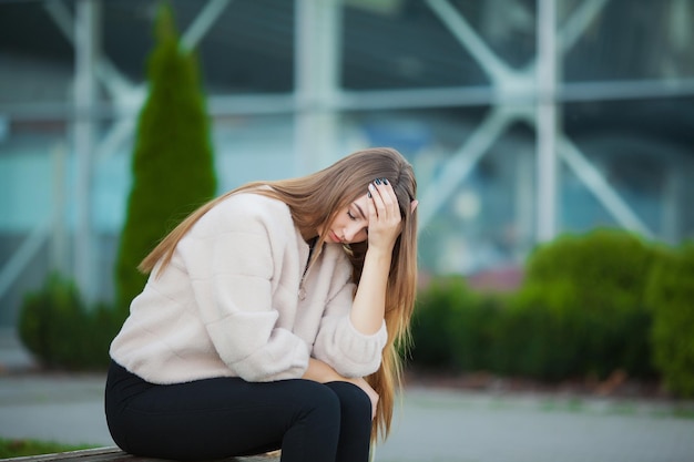 Malestar mujer con problemas sentado en un banco