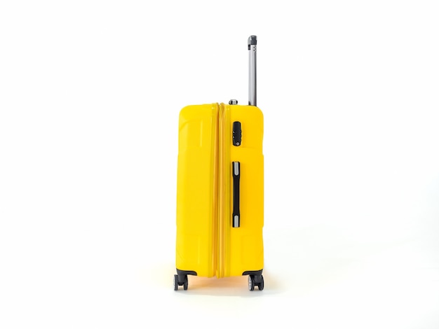 Maleta amarilla o equipaje amarillo para viajar en blanco.