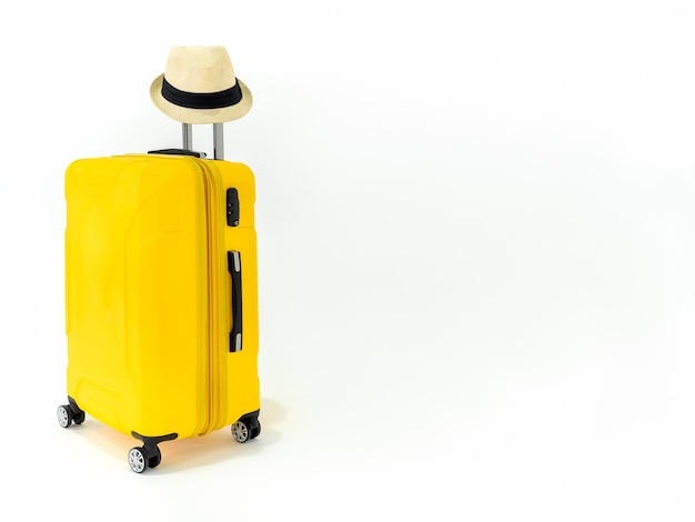 Maleta amarilla con sombrero de paja aislado en blanco.