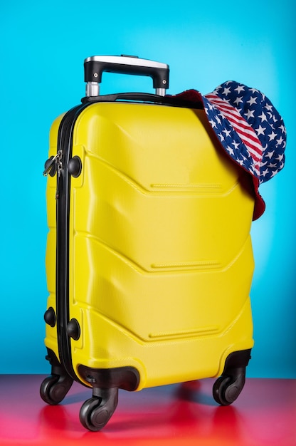 Maleta de bagagem e panama Maleta e bandeira americana Bolso e chapéu com a bandeira americana