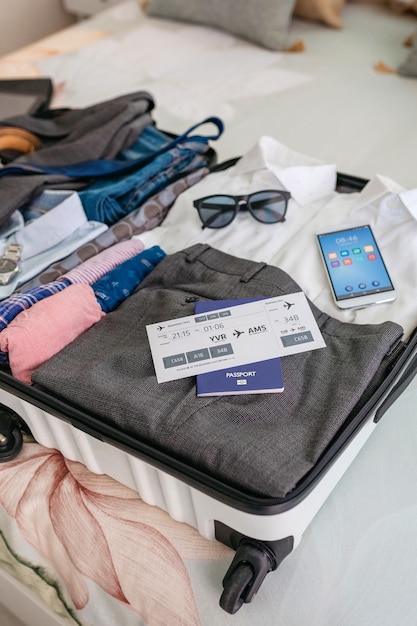 Foto maleta de empresário preparada para viagem de negócios com cartão de embarque