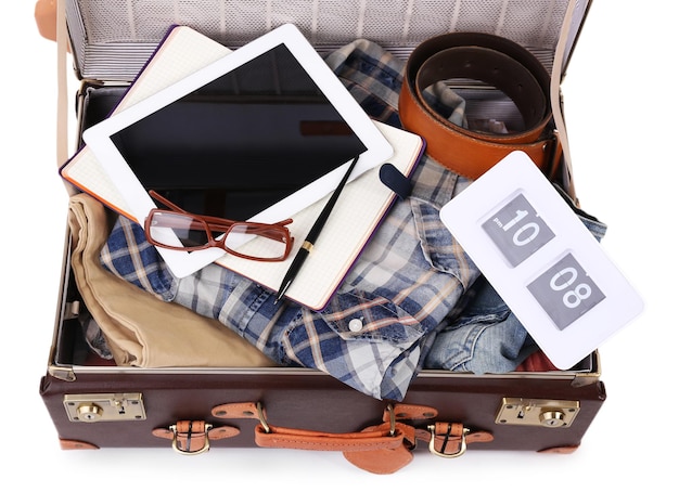 Foto maleta de embalaje para viaje aislado en blanco