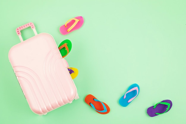 Maleta de equipaje de viaje con accesorios de vacaciones de verano. Vacaciones de verano, viajes a países tropicales, mar, concepto de estilo de verano. Vista superior, endecha plana