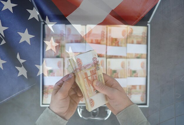 Una maleta de metal llena de billetes rusos de 5000 rublos Exposición doble Concepto de corrupción de soborno de inversión