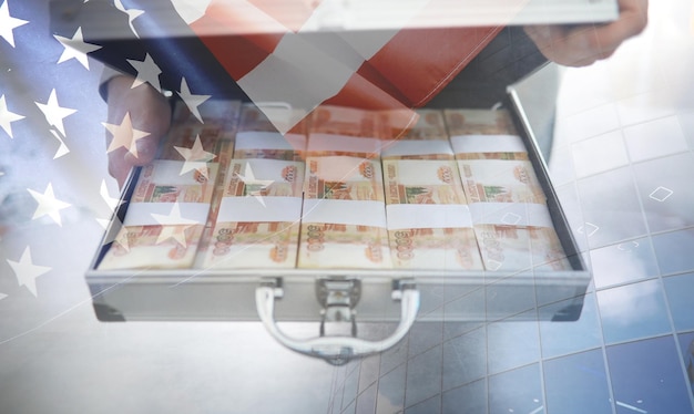 Una maleta de metal llena de billetes rusos de 5000 rublos. Exposición doble. Inversión, soborno, concepto de corrupción.