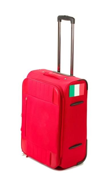Maleta roja con pegatina con bandera de Italia aislado en blanco