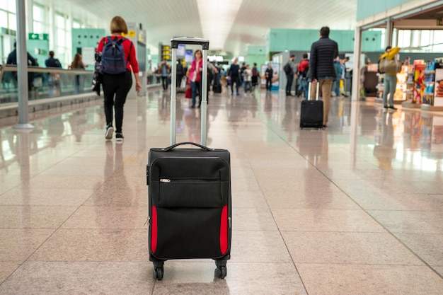 Maleta en la sala de salidas del aeropuerto