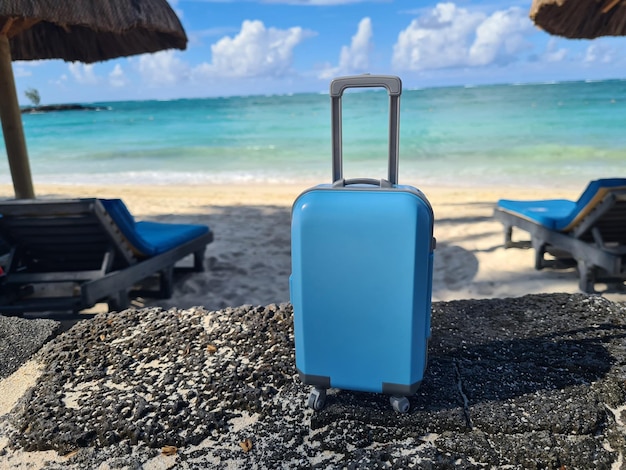 Maleta de viaje en el fondo del mar y el océano