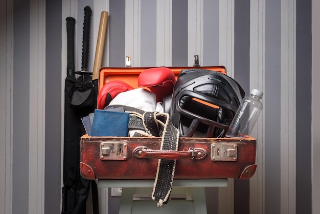 Foto maleta de viaje retro con accesorios de artes marciales