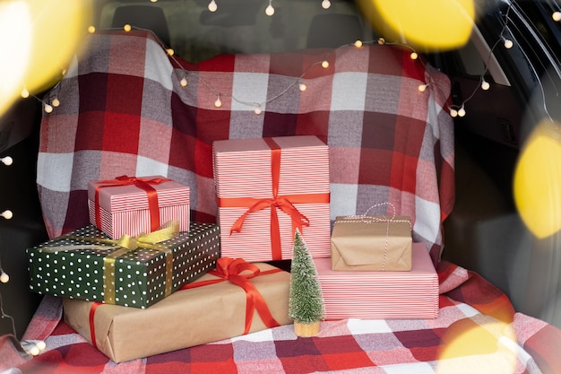 Maletero lleno de cajas de regalo, regalos y guirnaldas para las vacaciones de Navidad