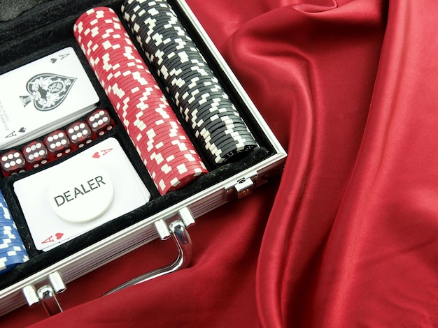 Un maletín con fichas de póquer y cartas que dice repartidor.