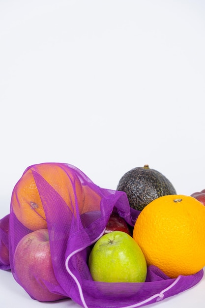 Malha de tecido para frutas e legumes em um fundo branco