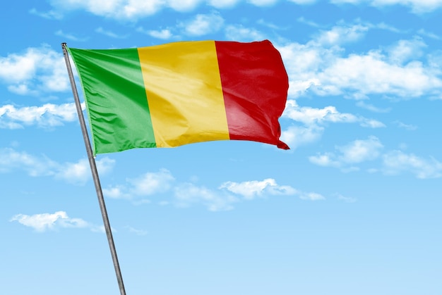 mali bandeira 3D acenando em um céu azul com imagem de fundo de nuvem