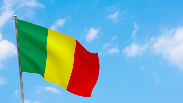 Mali Flagge auf der Stange. Blauer Himmel. Nationalflagge von Mali