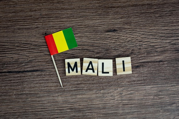 Foto mali - holzwort mit malischer flagge (holzbuchstaben, holzschild)
