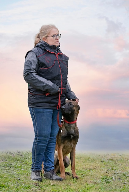 malinois e mulher