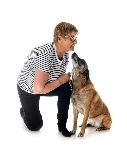 Malinois y mujer en estudio