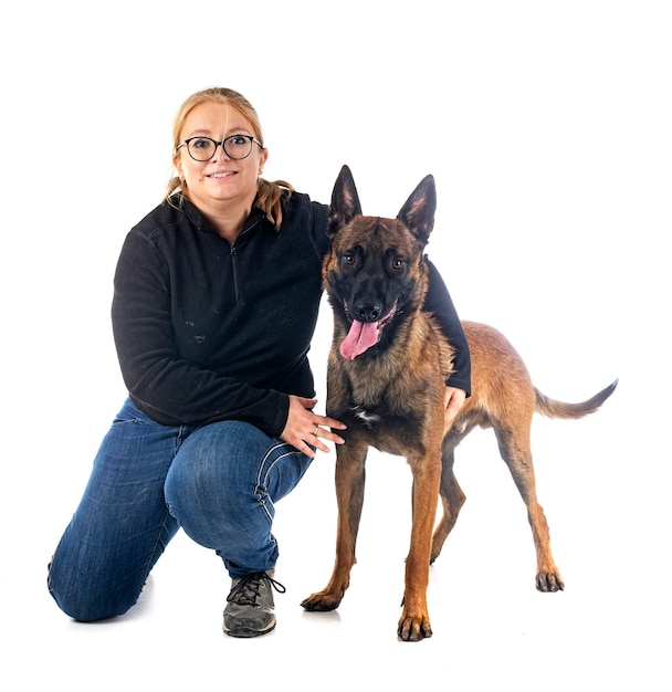 Malinois y mujer en estudio